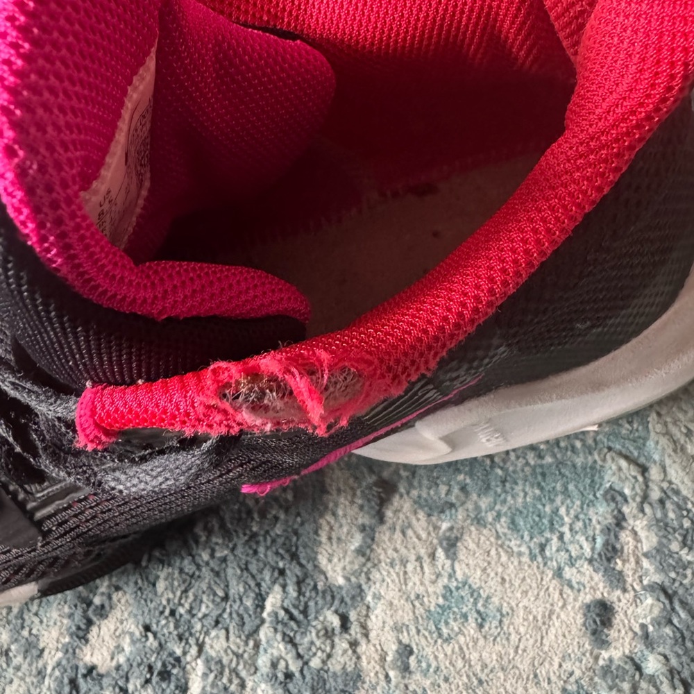 Nike Airmax Black and Pink Running Shoes - Picture 3 of 4
